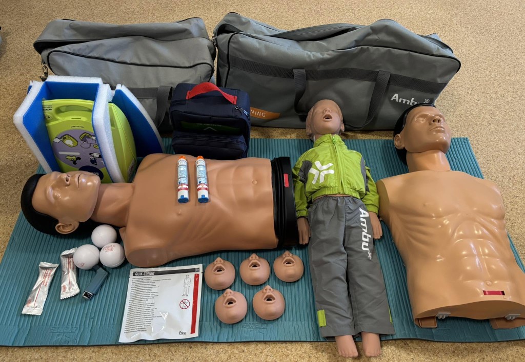 Oktatófelszerelés: felnőtt és gyermek CPR fantom, AED-tréner, lélegeztető eszközök