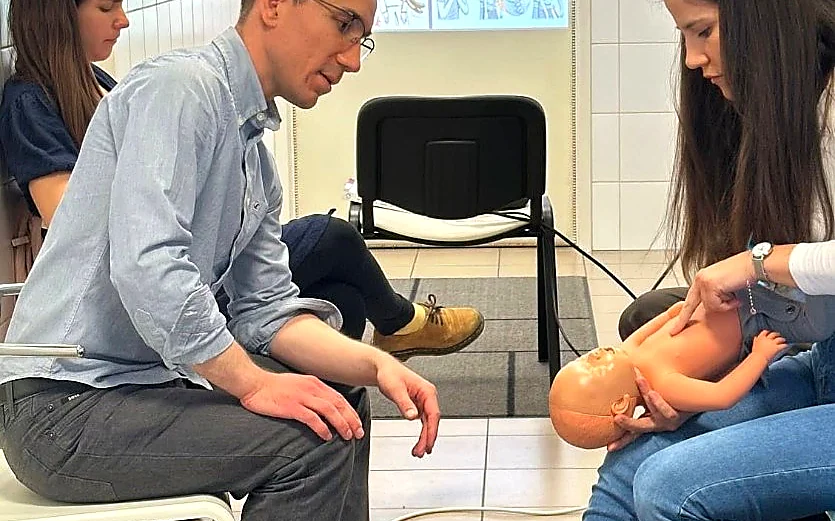 Csecsemő ellátásának bemutatása vetítéssel