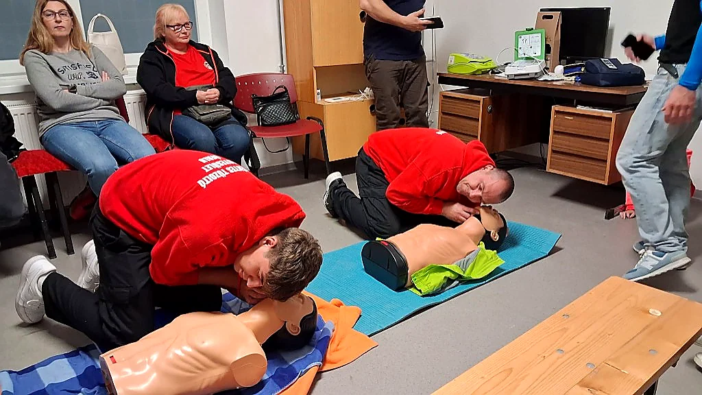 Csoportos CPR gyakorlat munkahelyi képzésen